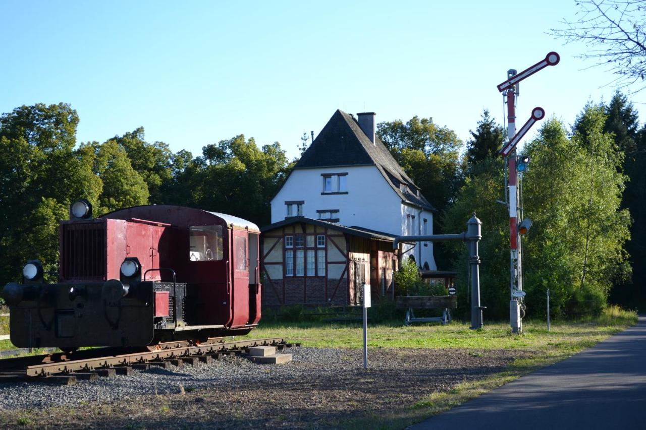 Alter Bahnhof Schalkenmehren mit Lokomotive und historischem Bahnsignal